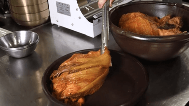 김치가 그릇에 담기는 모습