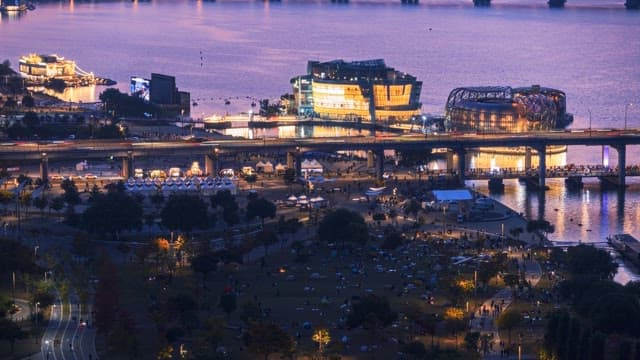 화려한 조명의 강변 공원의 일몰