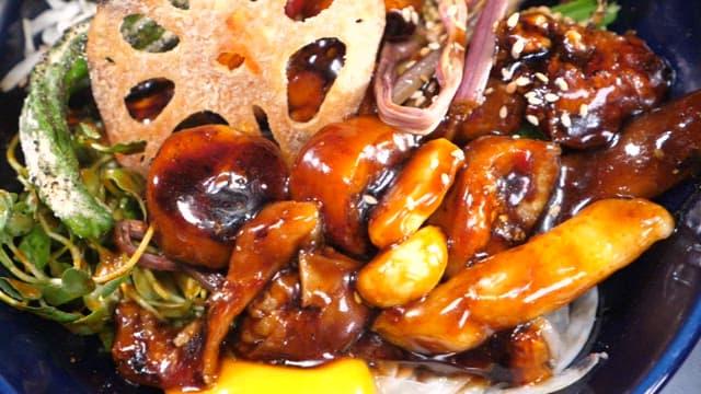 다양한 재료가 들어간 먹음직스러운 대창 덮밥