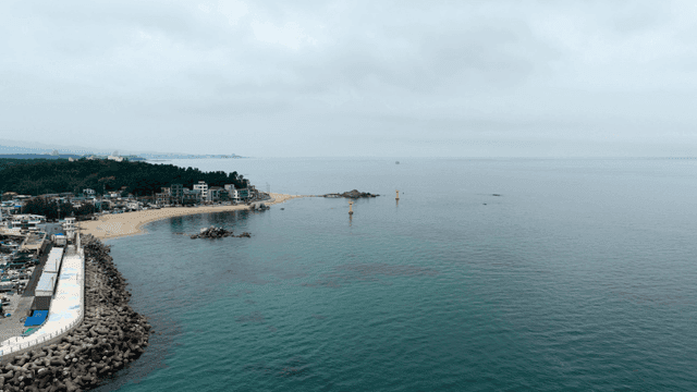 고요한 바다와 해안 마을