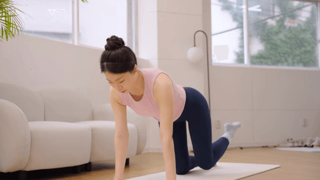 실내에서 운동을 하는 여성