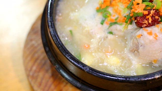 Boiling ginseng chicken soup with vegetables