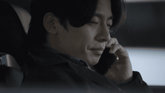 차 안에서 전화하다가 급히 내리는 남성