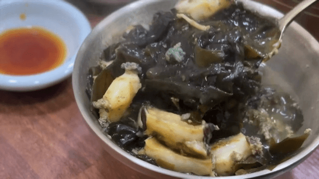 금속 그릇에 담긴 전복 미역국