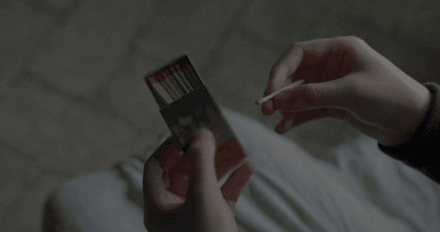 성냥으로 불을 켜는 모습