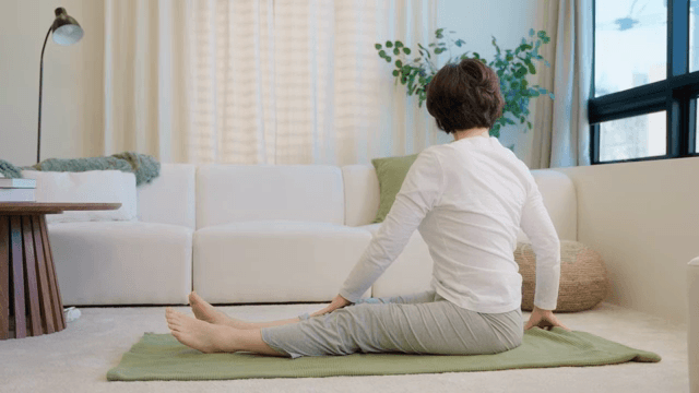 아늑한 거실에서 스트레칭하는 노인