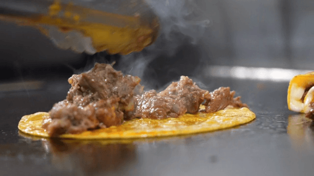 뜨거운 철판에서 요리되는 타코