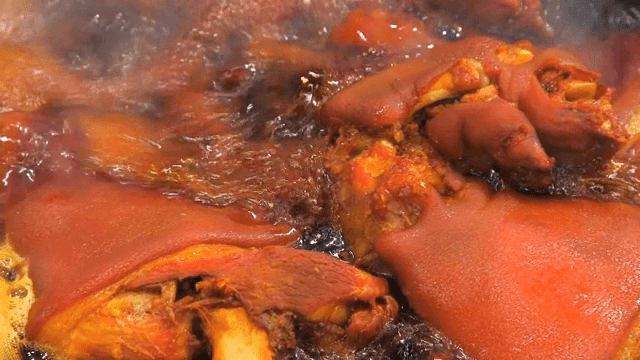 진한 국물에서 족발이 끓고 있는 모습