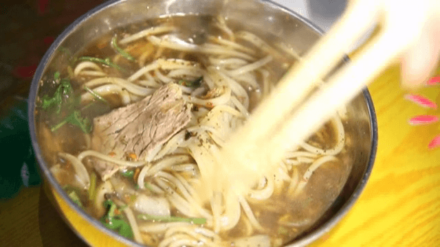 소고기가 올라간 투도면을 젓는 모습