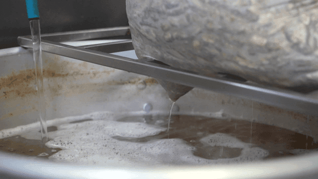 냄비 속 재료가 든 증기 나는 주머니