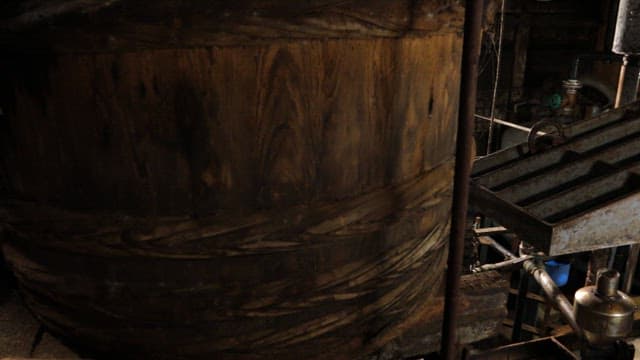 오래된 공장에서 전통 재료를 준비하는 작업자들