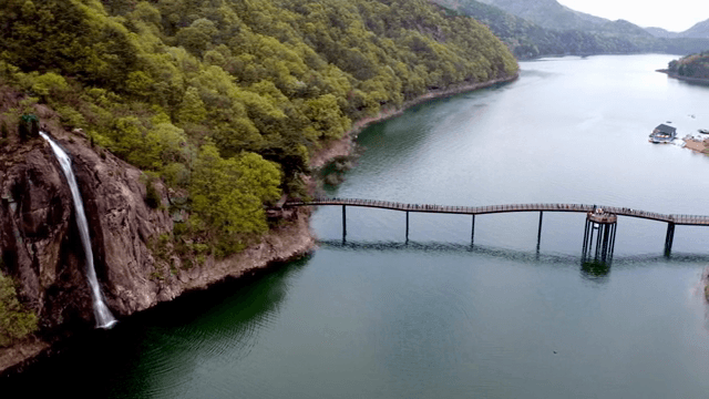 호수 위의 경치 좋은 폭포와 다리