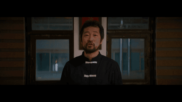 실내에서 무술을 설명하는 남자