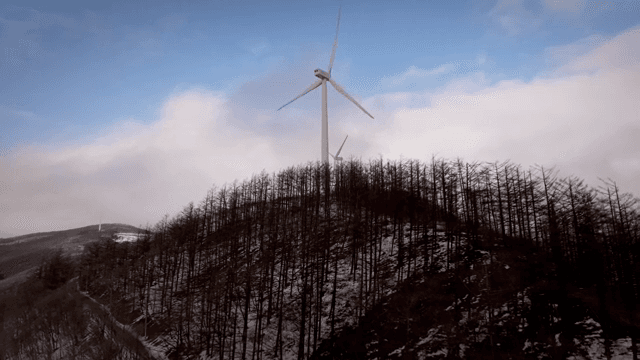 눈 덮인 산의 풍력 터빈