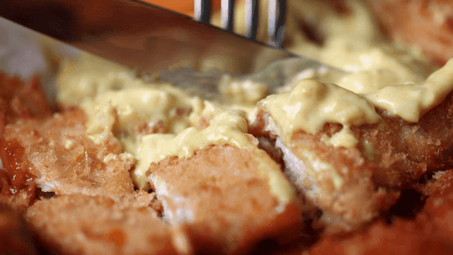 Knife for cutting pork cutlet with yellow sauce