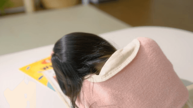 테이블에 엎드리는 어린 소녀