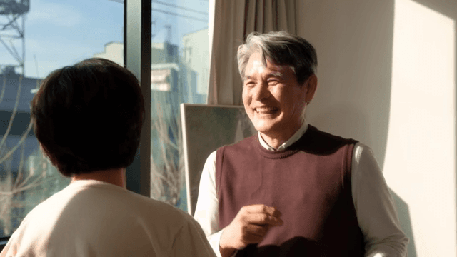 햇살을 받으며 춤을 추는 노부부