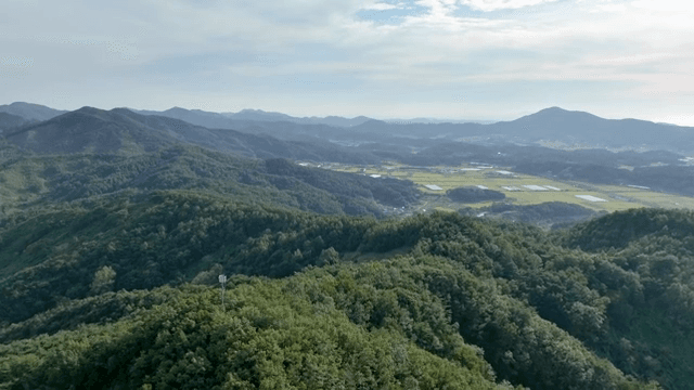 맑은 하늘 아래 광활한 산