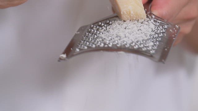 애호박과 토마토가 들어간 라따뚜이 위에 강판에 간 치즈 뿌리기