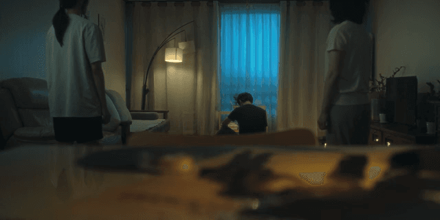 어두운 방에 모인 가족