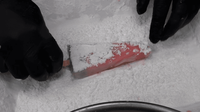 수박 아이스바에 튀김 가루를 묻히는 장면