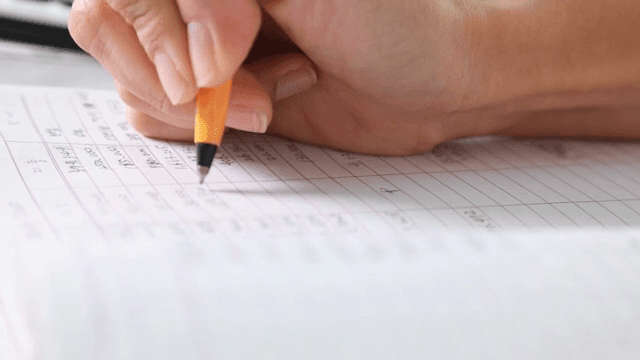 금융 문서에 손으로 글씨 쓰기