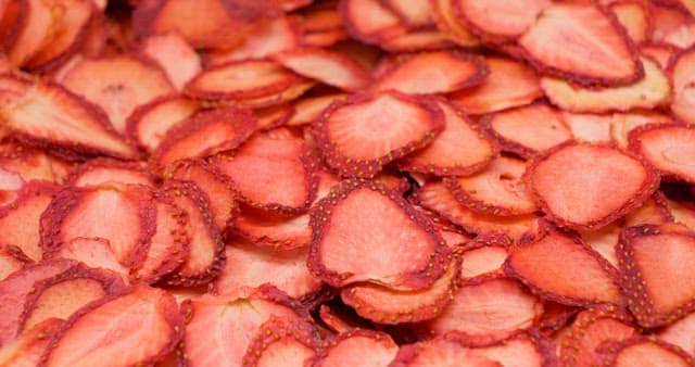 Red Freeze-Dried Strawberry Slices