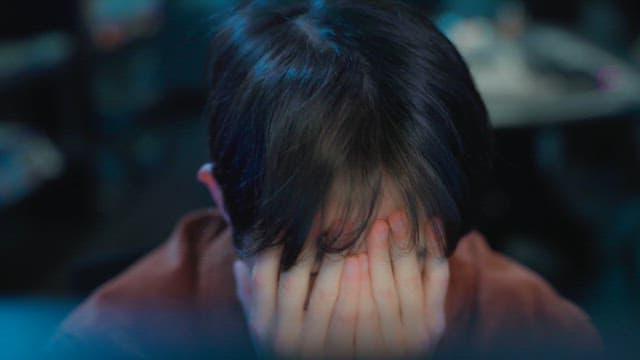 PC방에서 스크린을 보며 깊은 생각에 잠긴 사람