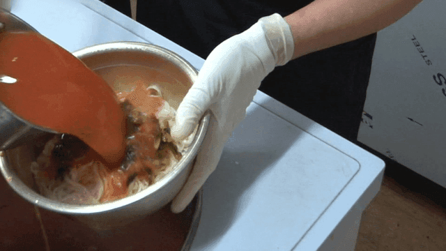 열무국수를 준비하는 사람