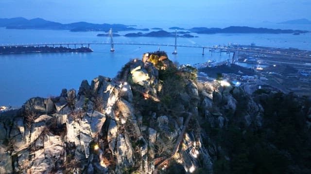 해질녘 산과 다리의 경치