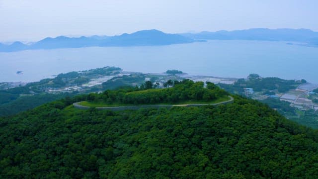 언덕 꼭대기를 깎아 만든 전망대