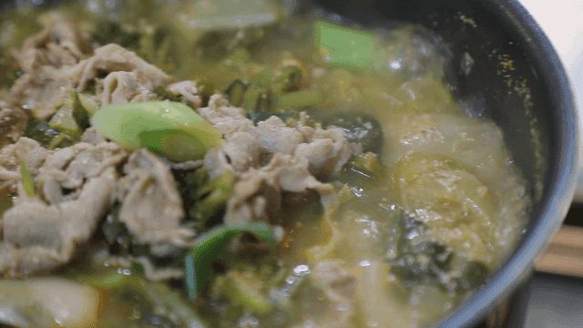 Thinly sliced ​​duck perilla seed soup boiling in pot