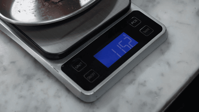 주방 저울에 고기 완자 무게 재는 과정