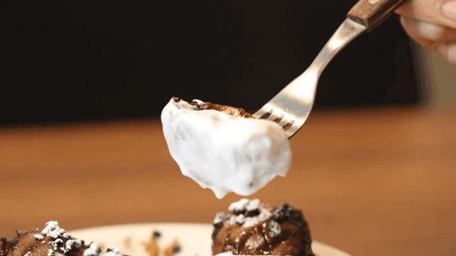 생크림에 듬뿍 포크로 찍어먹는 초콜릿 디저트