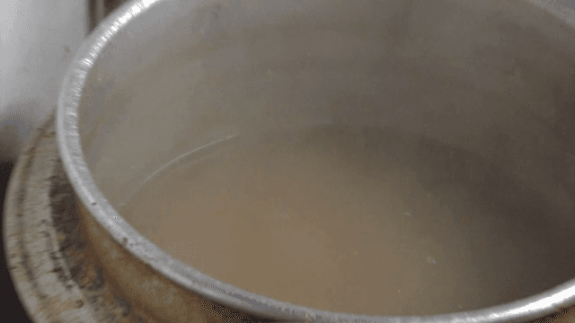 주방에서 큰 솥에 끓고 있는 육수