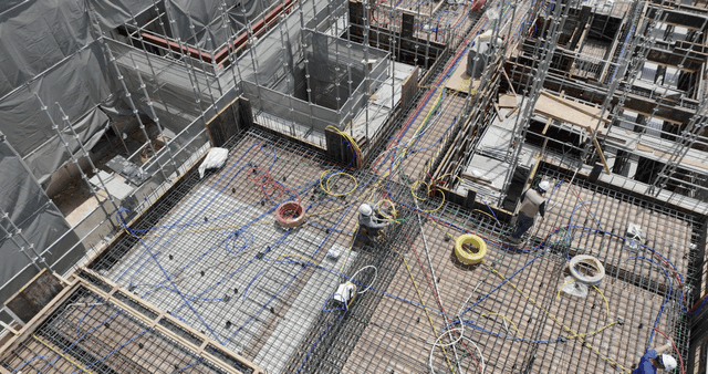 다양한 색상의 배선이 있는 건설 현장