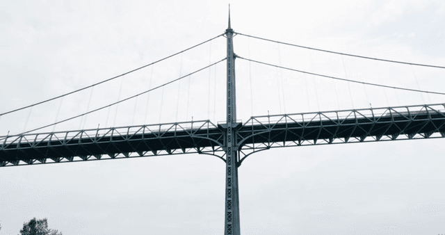 하늘을 배경으로 한 대형 현수교