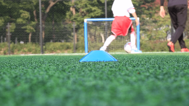 필드에서 콘을 이용한 축구 훈련