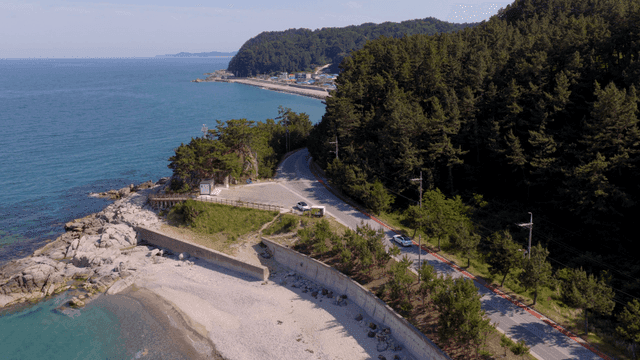 고요한 해변을 따라 이어진 해안 도로