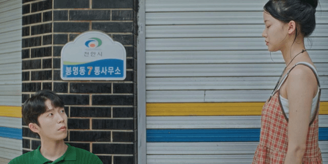 두 사람이 밖에서 대화하는 모습