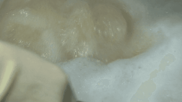 끓는 물에서 면을 젓는 장면