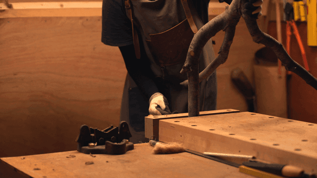 작업장에서 나무를 다루는 장인