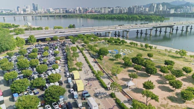 도시 스카이라인이 보이는 강변 공원