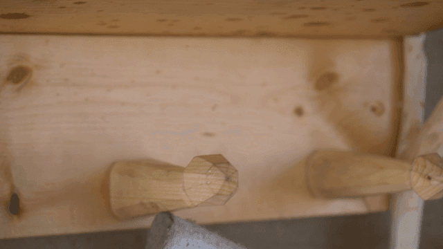 특이한 모양의 목재 거치대 선반