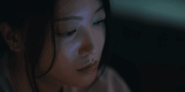 실내에서 깊은 생각에 잠긴 여성