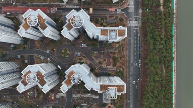 도로가 있는 현대적인 아파트 단지