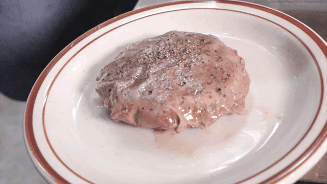 접시 위에 수비드된 패티를 올리는 요리사