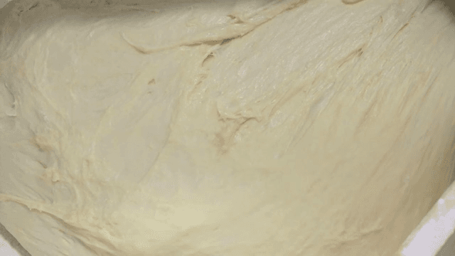 주방에서 반죽 준비 중인 제빵사