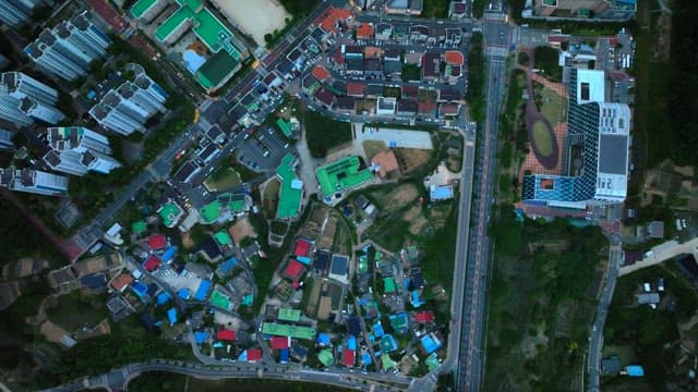 도로와 건물이 있는 도시의 항공 뷰