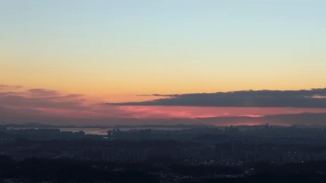다채로운 하늘과 함께한 도시의 일몰